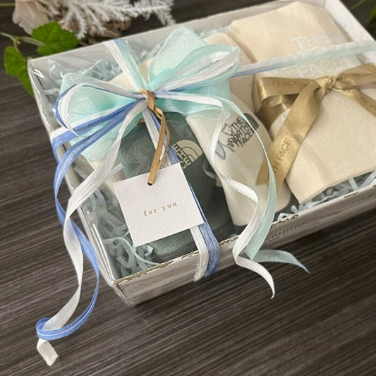 【ベビースタイ2枚組・ロンパースのギフトセット】ザ・ノース・フェイス ベビーラッチパイルロンパース&2Pビブ