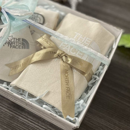 【ベビースタイ2枚組・ロンパースのギフトセット】ザ・ノース・フェイス　ベビーラッチパイルロンパース＆2Pビブ